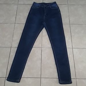 High-waisted jeans